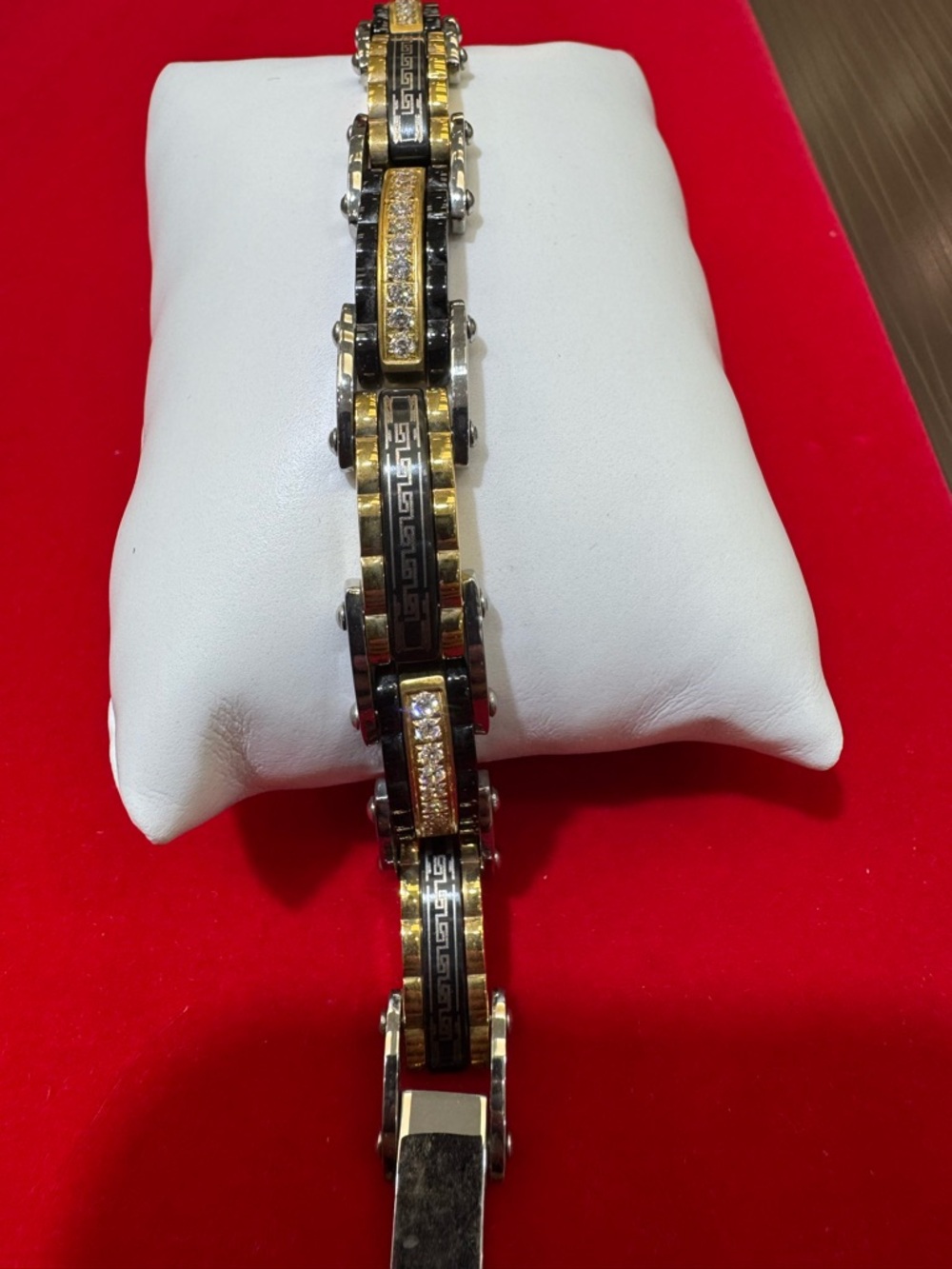 Men’s bracelet in 2 tones stainless steel with a sleek and refined brilliance.8”